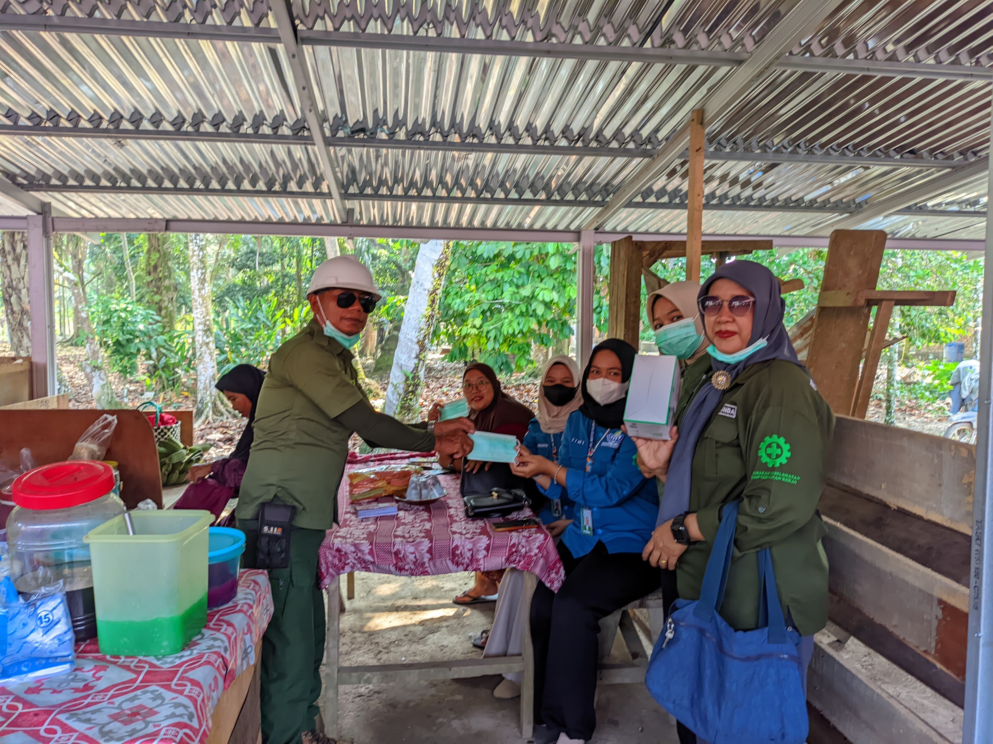 PT Kaswari Unggul Bagikan Masker Gratis untuk Warga Dendang di Tengah Asap Karhutla