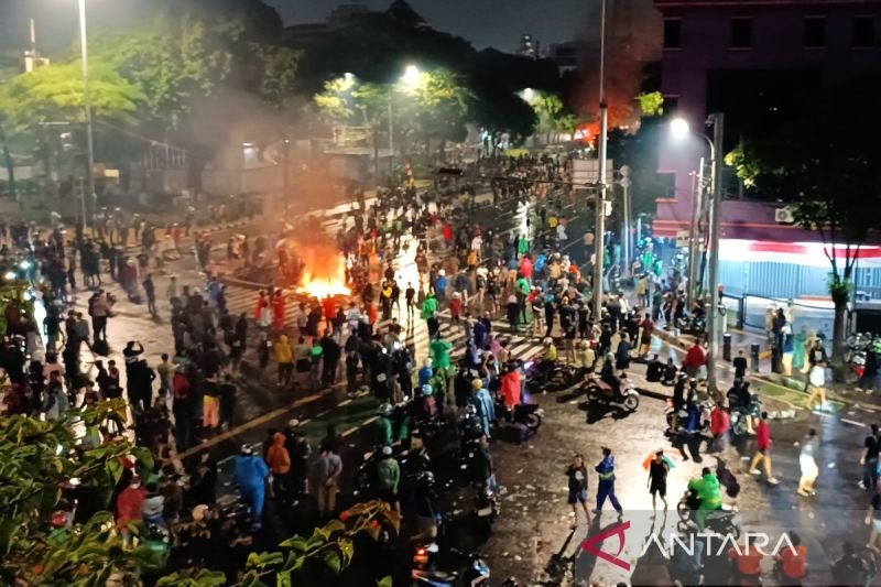 Massa Masih Bertahan di Kawasan Mako Brimob Kwitang hingga Dini Hari