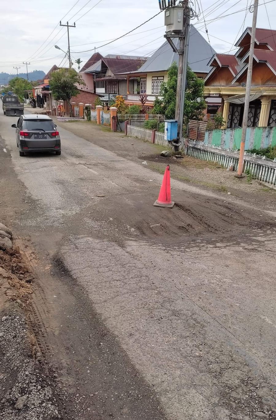 Warga: Jalan Rusak Karena Dilewati Truk Bawa Material ke PLTA Lebihi Tonase
