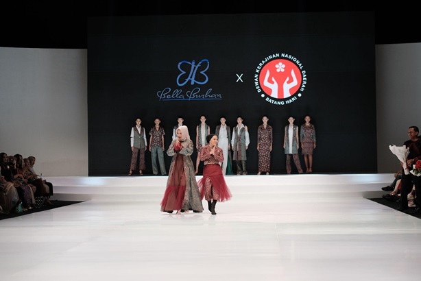 Terinspirasi dari Lady Diana, Bella Burhan Menggunakan Batik Kab. Batanghari di Indonesia Fashion Week 2023