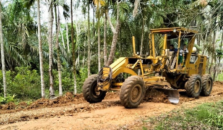 Jalan Rusak Akibat Banjir, Dinas PUPR Muaro Jambi Turunkan Alat Berat