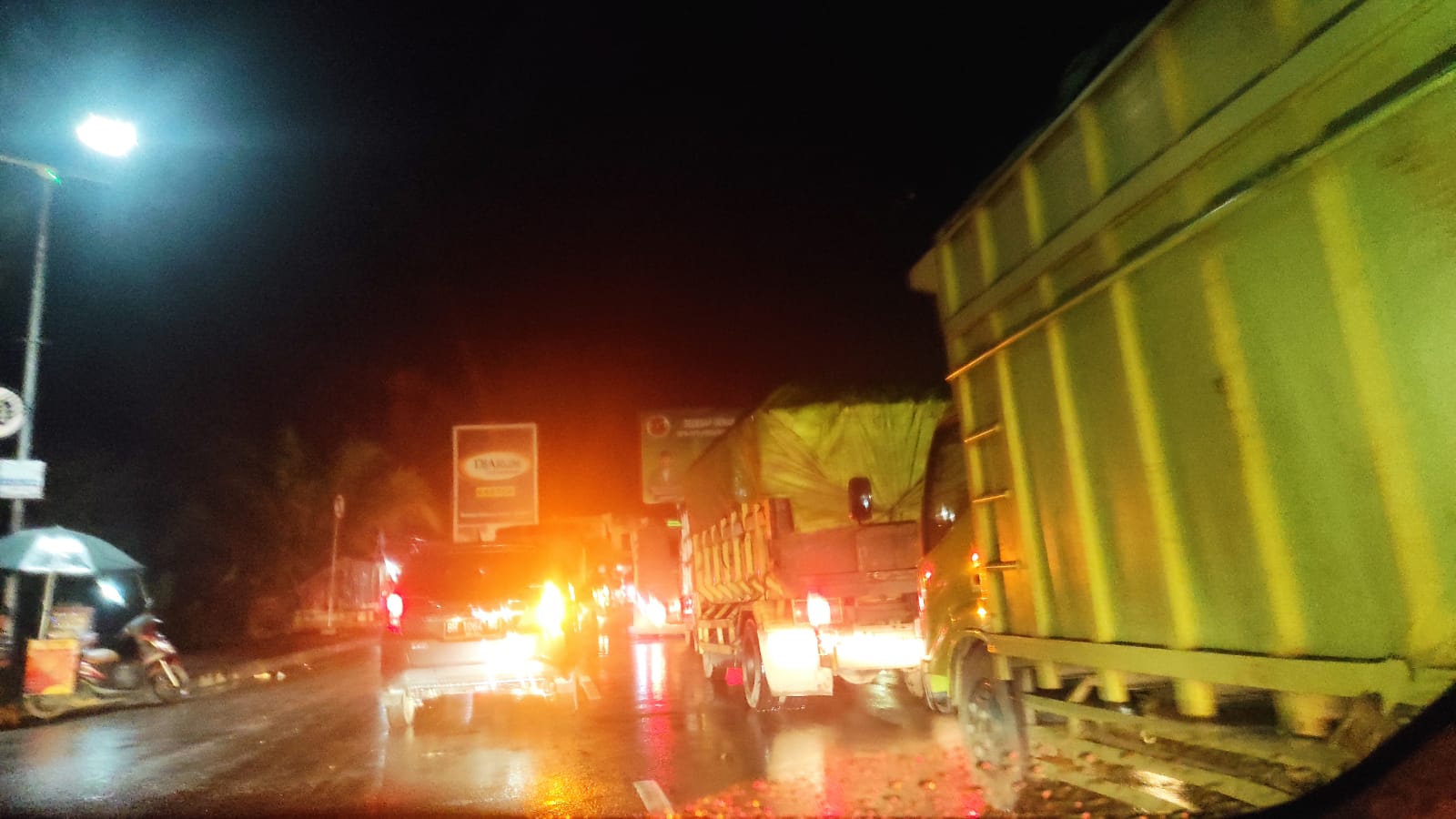 Truck Batubara  Lalu Lalang Lagi di Mendalo Simpang Rimbo, Warga : Mau Heran tapi ini Jambi 