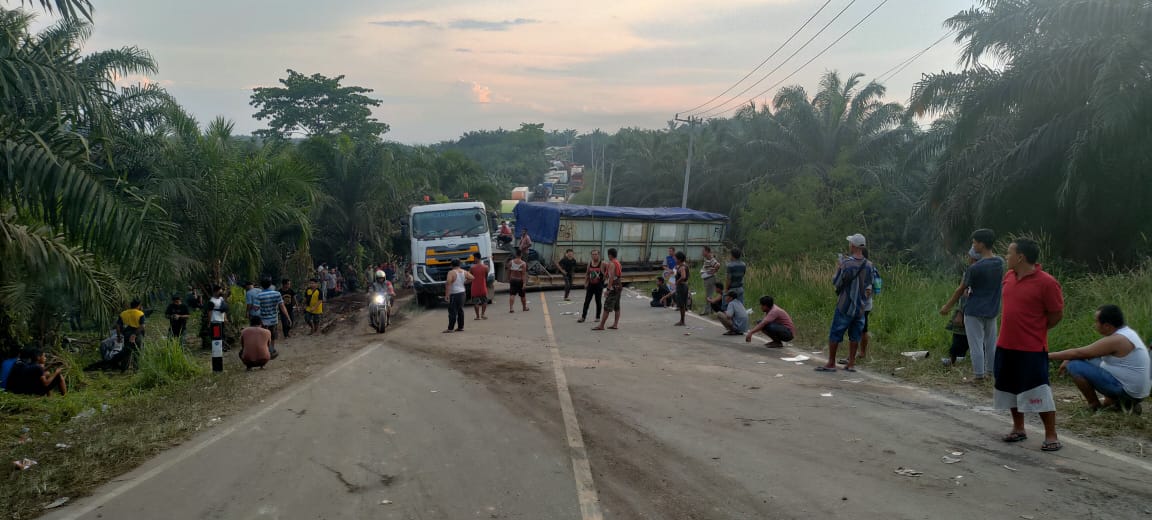 Truk Trailer 50 Ton Terguling Tutup Ruas Jalan, Jaintim Macet Parah