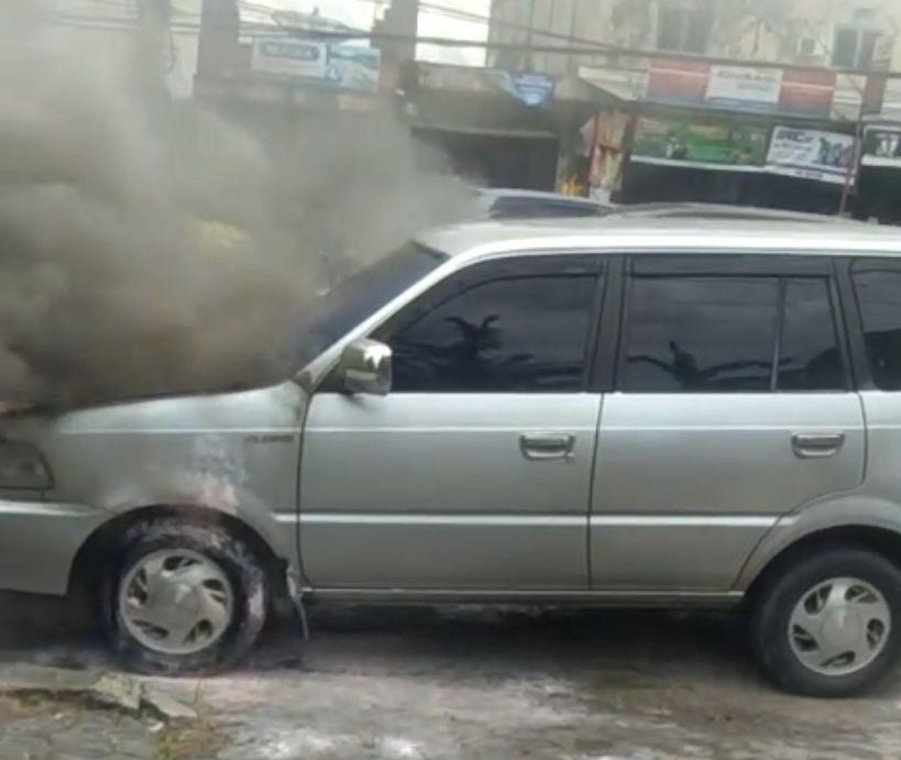 BREAKING NEWS: Ditinggal Belanja, Sebuah Mobil Terbakar di Dekat Lorong Ibrahim