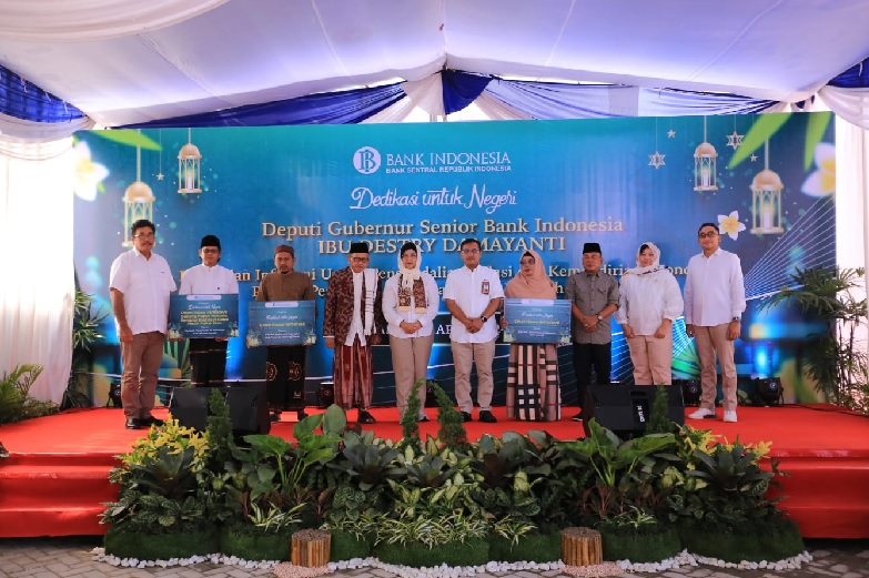 Destry Damayanti Serahkan dan Resmikan Program Sosial Bank Indonesia