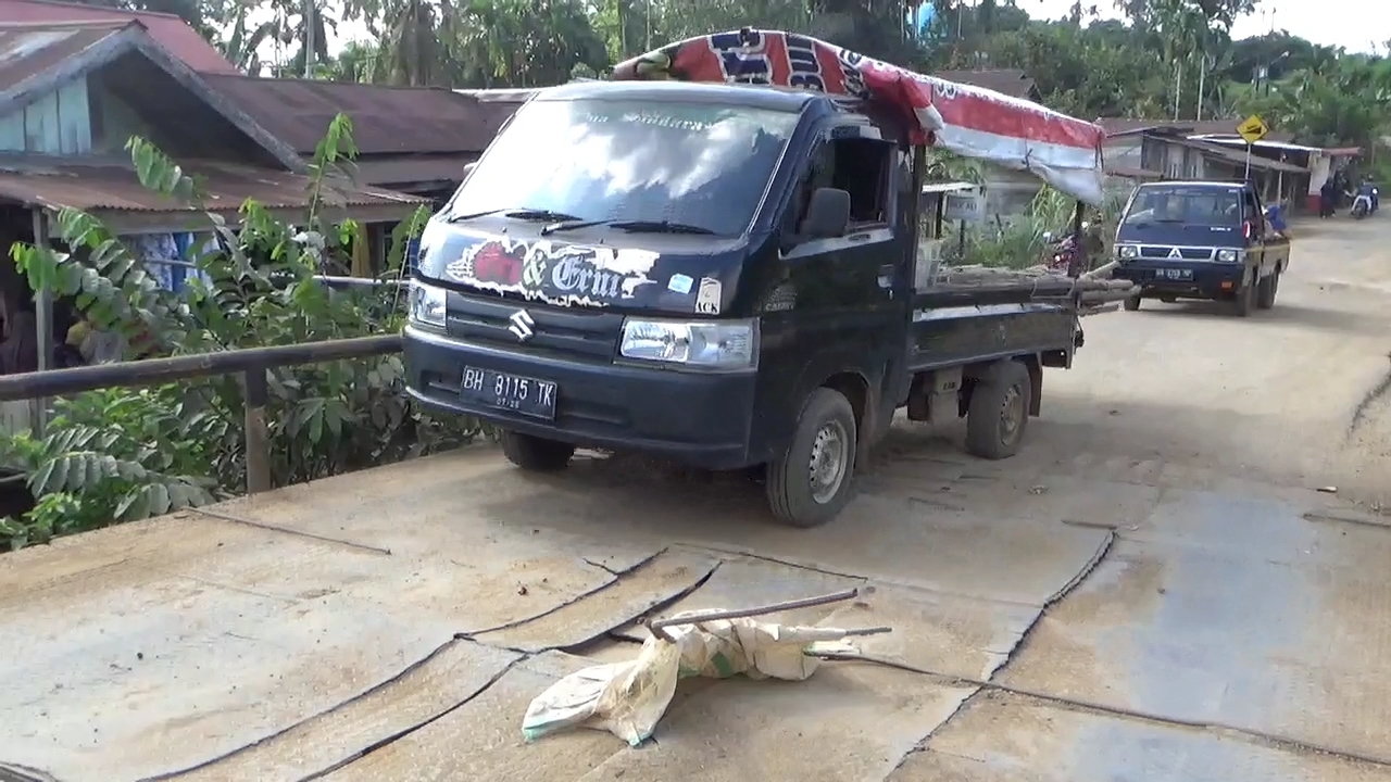 Lantai Jembatan Rano- Tanjabtim Bahayakan Pengguna Jalan