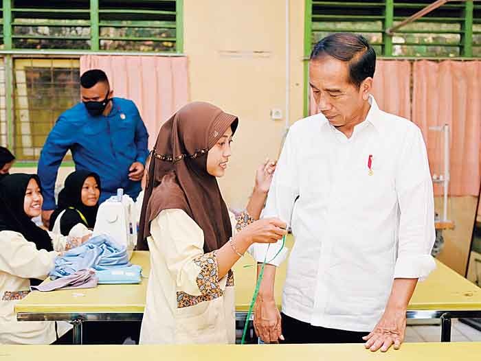  Hj Asmiati, Kepsek SMKN 4 Kota Jambi Diundang Presiden Jokowi ke Istana Bersama 4 Siswa, Ini Ceritanya