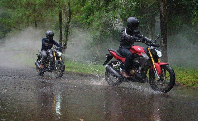 Waspada Aquaplaning, Kiat Aman Berkendara Motor di Musim Hujan Jambi