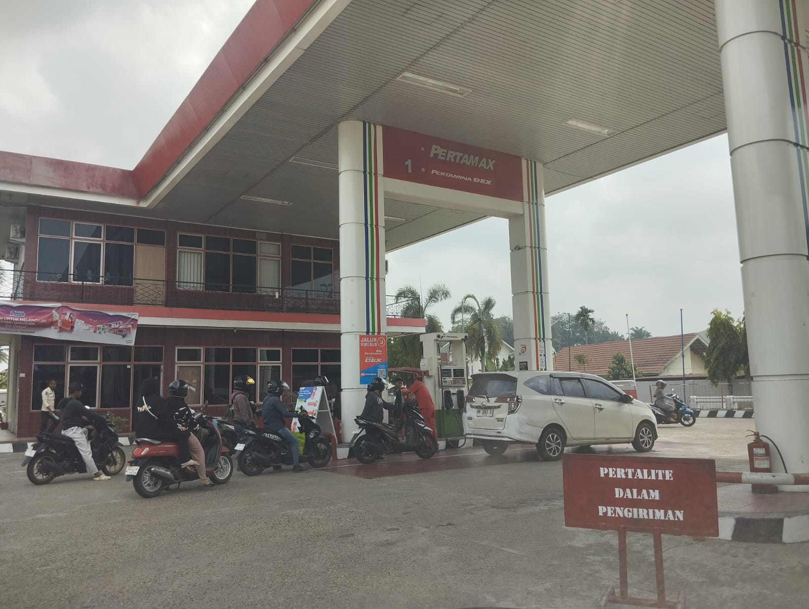 Pertalite Menghilang dari SPBU, Warga Terpaksa Isi Pertamax
