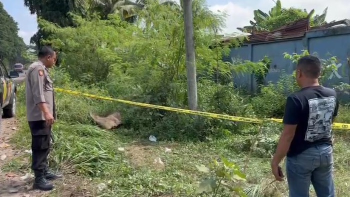 Warga Temukan Mayat Laki-laki Tergeletak di Dalam Parit