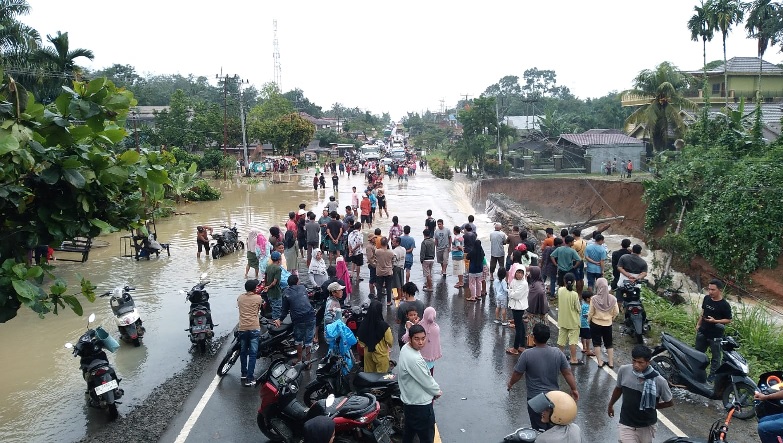  Banjir dan Longsor Lumpuhkan Jalan Lintas Sumatera di Bungo