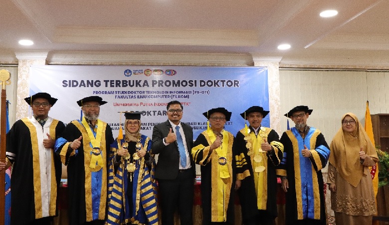 Ade Oktarino Raih Gelar Doktor dengan Predikat Cumlaude, Bawa Terobosan AI untuk Pelayanan Publik