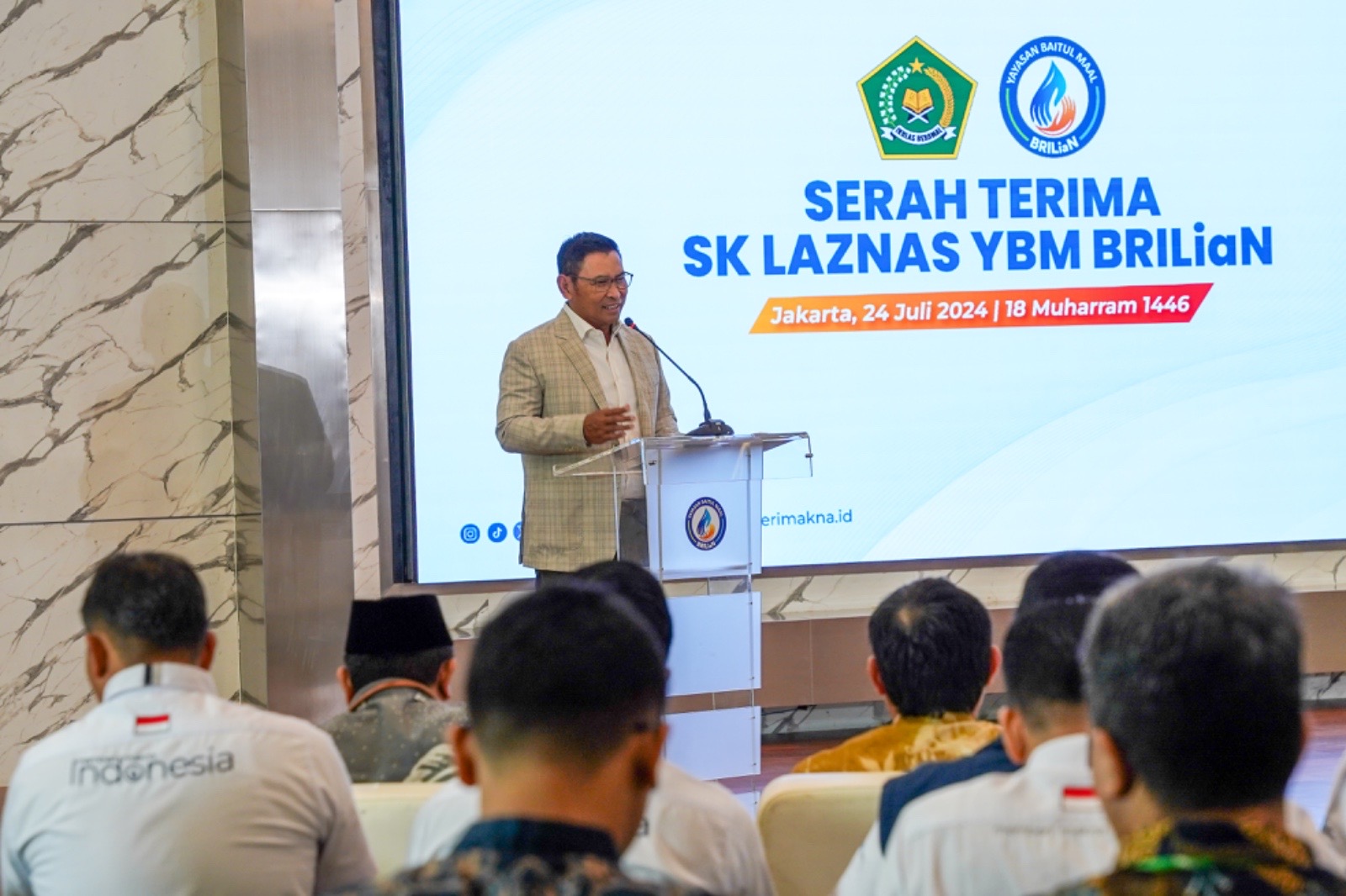 Kemenag RI Menyerahkan SK Izin Operasional Sebagai Lembaga Amil Zakat Skala Nasional Kepada YBM BRILiaN