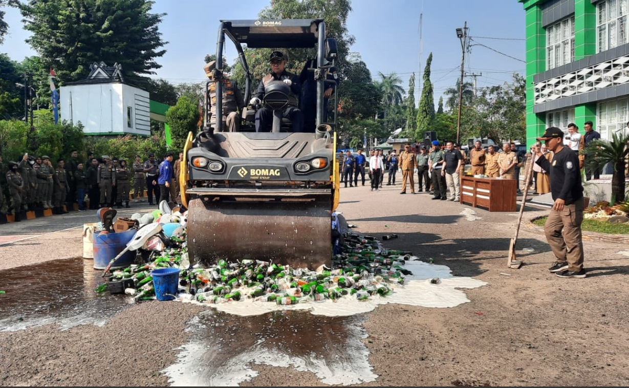 Ribuan Botol Miras Digilas Wali Kota Jambi Pakai Tandem Roller, Asalnya dari Sini..