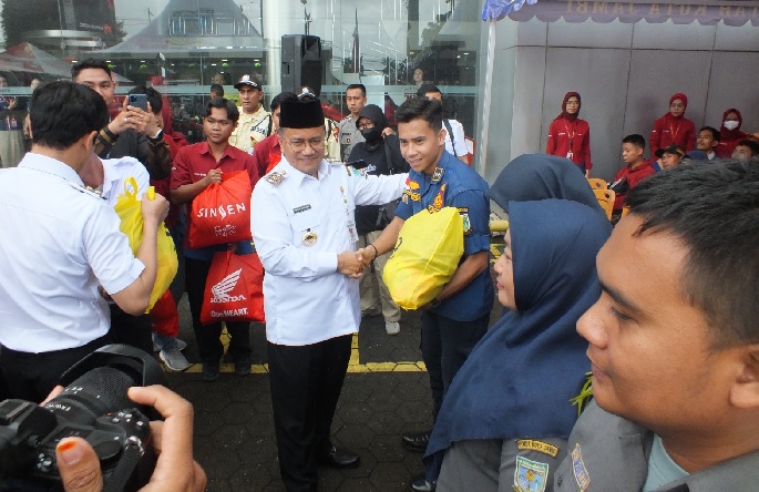 Berbagi Kebahagiaan di Bulan Ramadan, Sinsen Bagikan Ribuan Paket Sembako di Kota Jambi