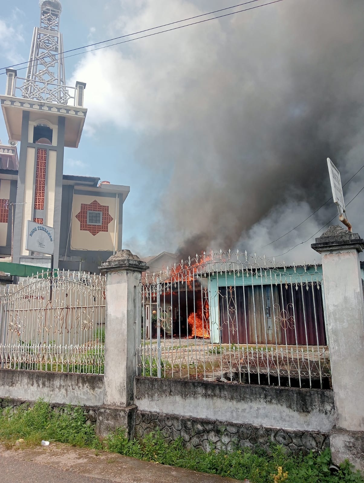 BREAKINGNEWS: Satu Unit Rumah di Kawasan Lebak Bandung Hangus Terbakar 