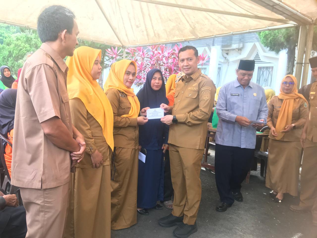 Wabup Tanjabtim Serahkan Bantuan Baznas ke 4.350 Pegawai Non-ASN