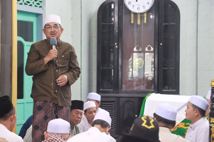 Bupati Anwar Sadat Turut Menshalatkan dan Mengantarkan Jenazah KH. Hasan Basri