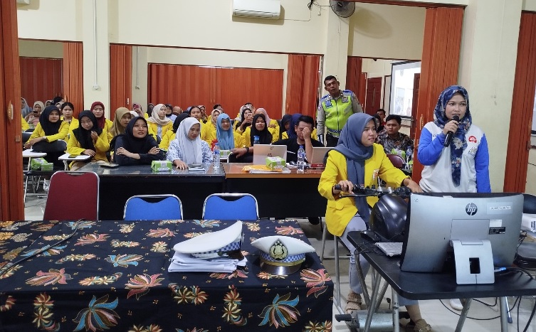 Ribuan Kartini Masa Kini Belajar Safety Riding dengan Berbagai Simulasi Berkendara