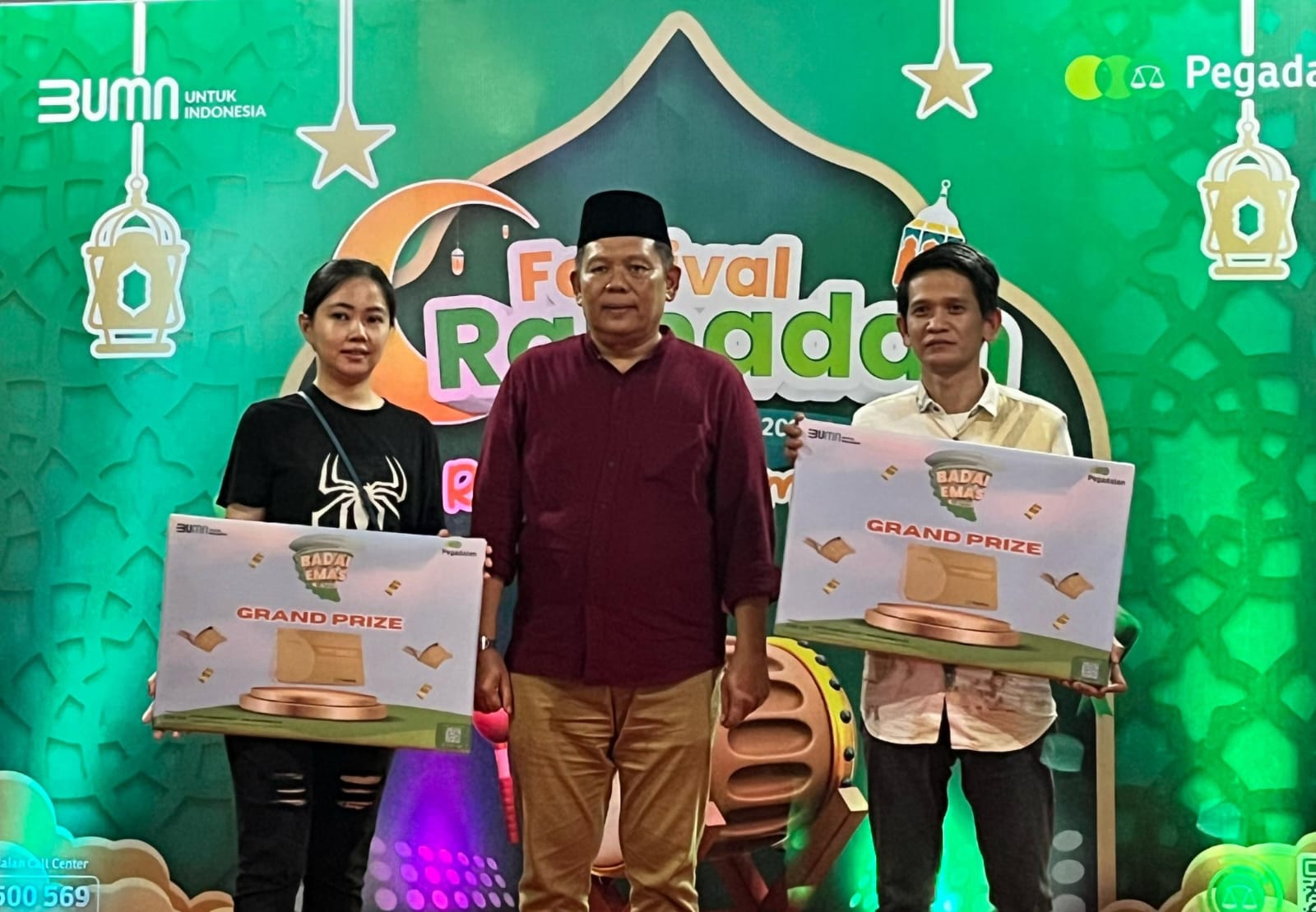 Pegadaian Jambi serahkan hadiah undian Badai Emas kepada nasabah