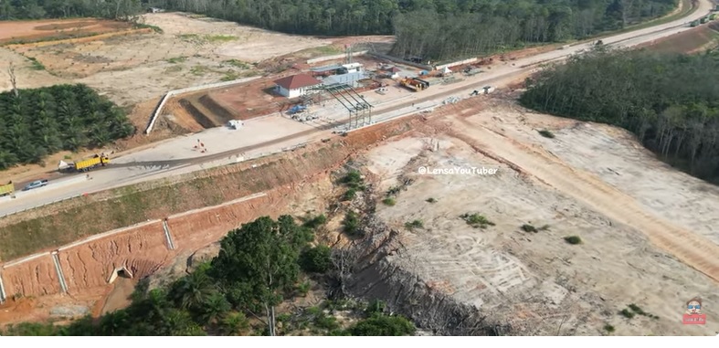 Update Jalan Tol Tempino-Bayung Lencir, Gerbang Tol di Muara Sebapo Sudah Dipasang