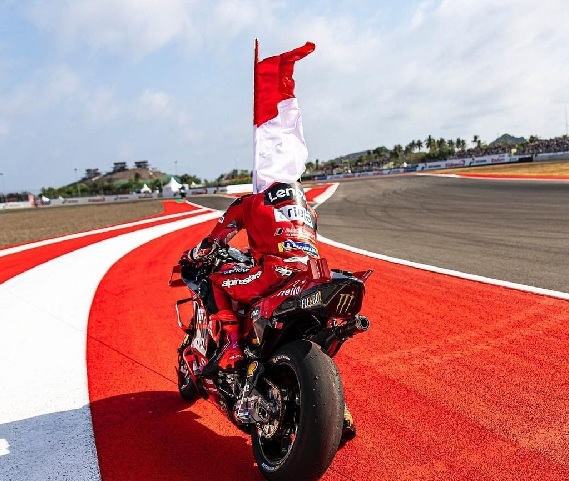  Kelilingi Mandalika Kibarkan Bendera Merah Putih, Bastianini : Selamat Tinggal Indonesia