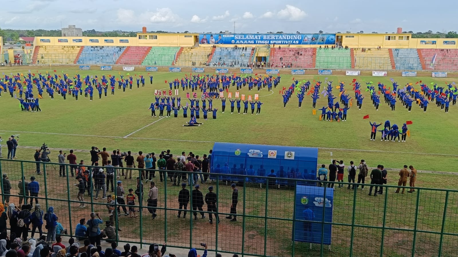 Pembukaan Turnamen Sepak Bola Gubernur Cup 2023 di Kabupaten Tebo Berjalan Meriah