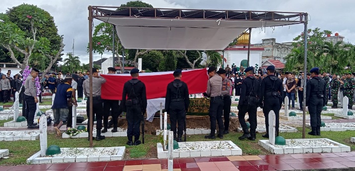 Tembakan Salvo Iringi Pemakaman Irjen Pol Purn Drs Muchlis di Taman Makam Pahlawan