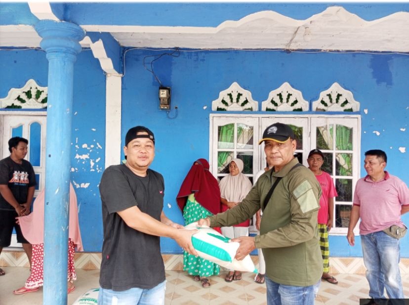 PTPN IV Regional 4 Jambi-Sumbar Salurkan 114 Karung Beras ke Warga
