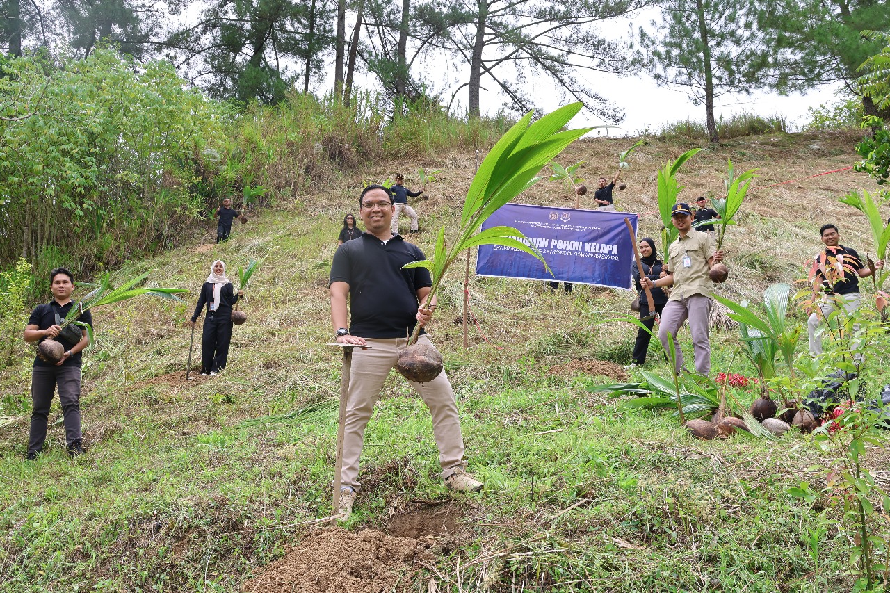 Dukung Program Ketahanan Pangan, Imigrasi Kerinci Tanam 100 Kelapa