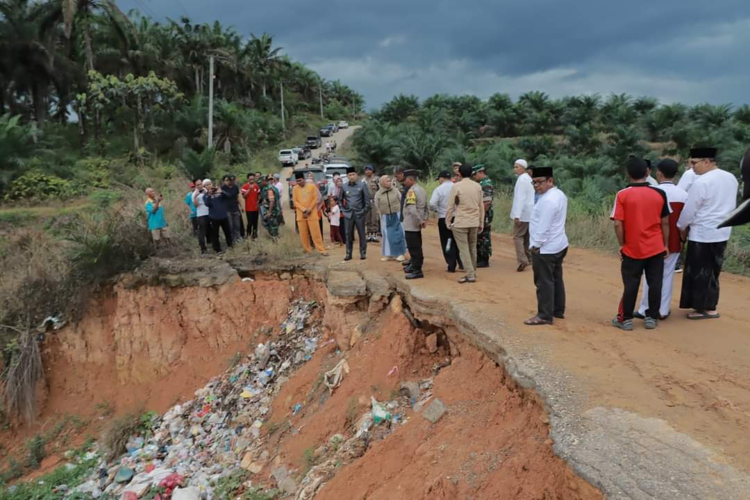 Pjs Bupati Tanjabbar Tinjau Jalan Rusak di Dua Desa