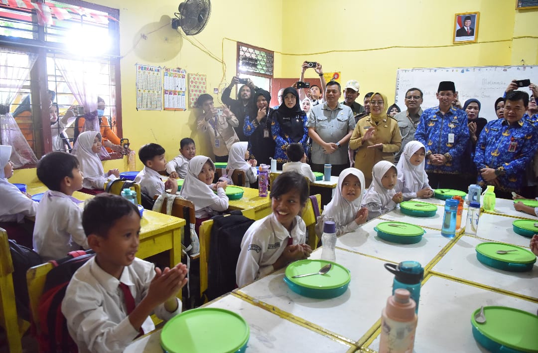 Tinjau Penyaluran MBG di Kota Jambi, Pj Walikota : Alhamdulillah Anak-anak Senang