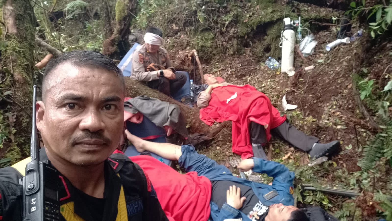 Pukul 13.14 WIB Tim SAR, Basarnas dan Medis Tiba di Lokasi Kecelakaan, Serpihan Heli Berserakan