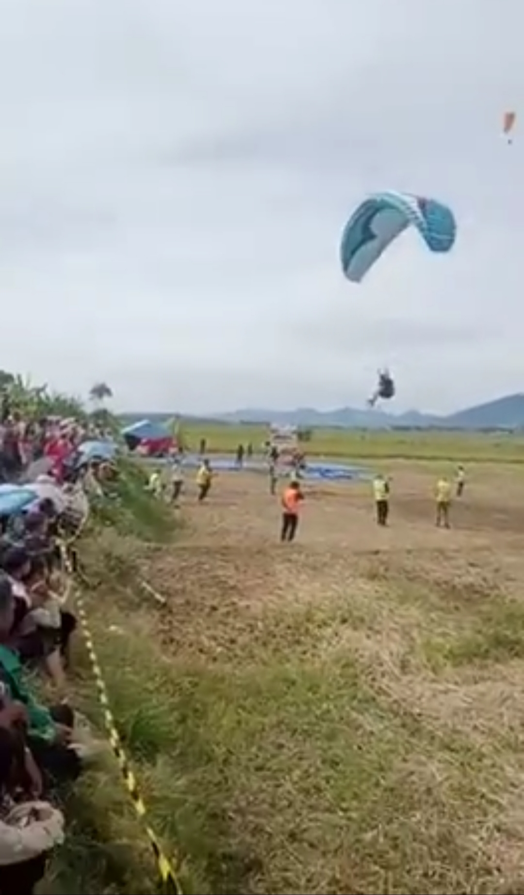 Mendarat Diluar Landasan, Atlet Paralayang Terjun Dekat Penonton