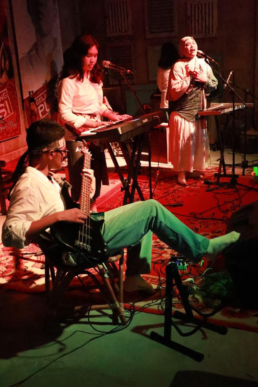 Dua Komunitas Tampilkan Mini Konser Musikalisasi Puisi, Prolog, dan Raungan