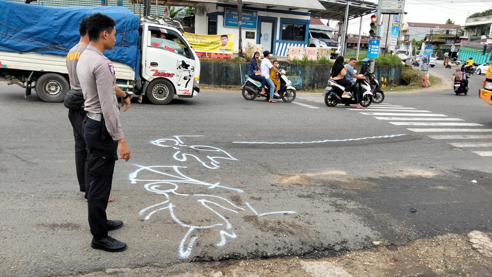 Kecelakaan Maut Truk Box dan Motor di Simpang Mendalo, Satu Orang Tewas di TKP