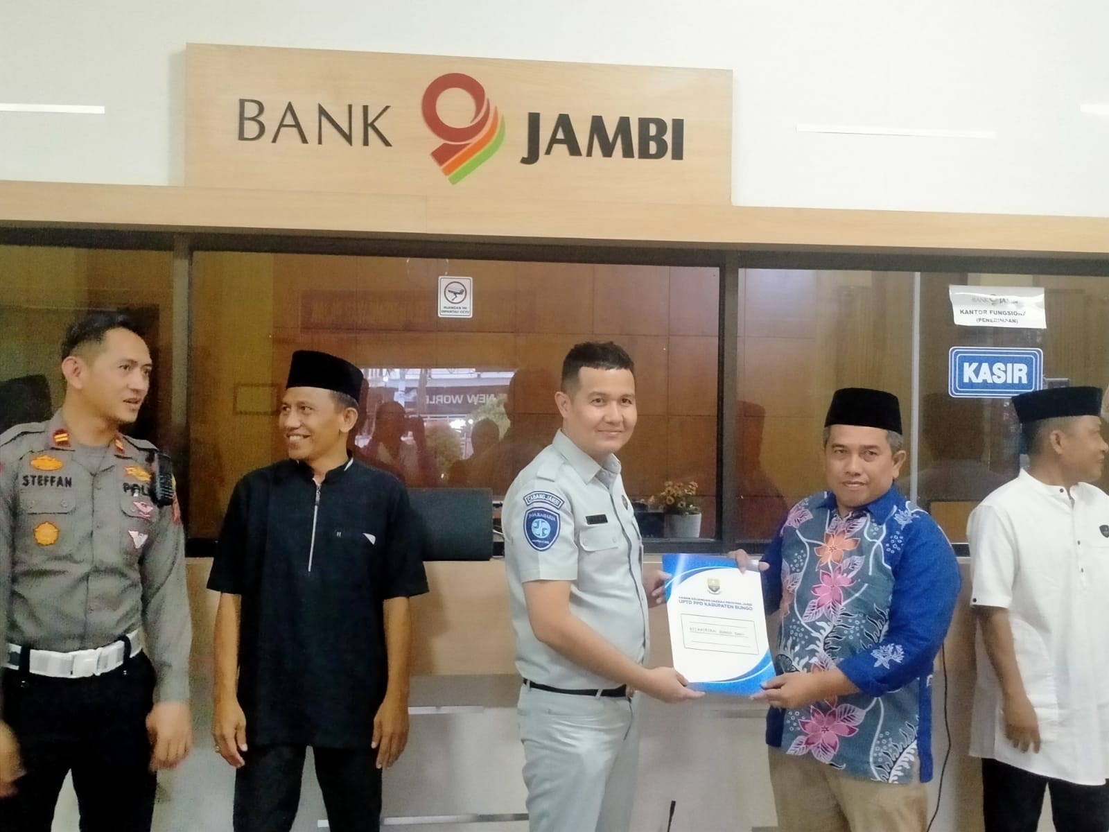 Jasa Raharja dan Tim Samsat Bungo Serahkan Data Tunggakan Kendaraan Kepada 4 Camat