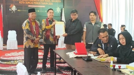 Diantar Ribuan Massa, Fikar-Asma Resmi Daftar KPU Sungai Penuh 