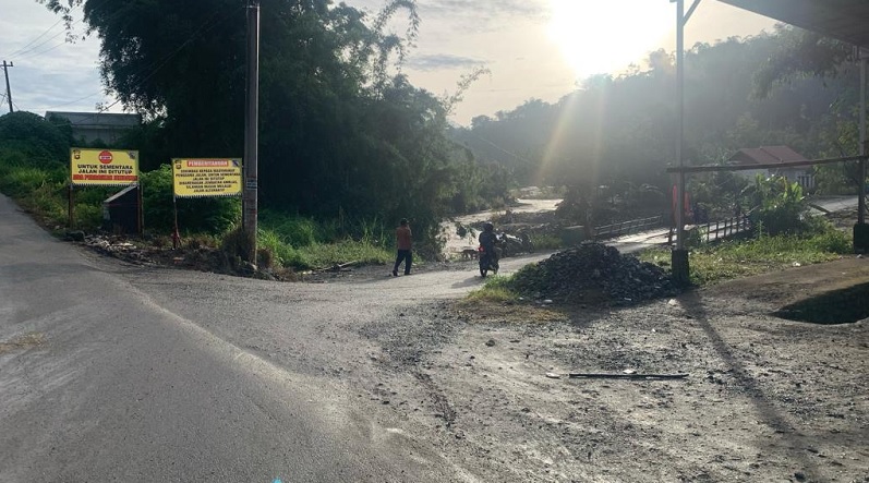 Jembatan Darurat Tamiai Belum Bisa Dipakai Minggu Pagi, Pengendara Harus Lewati Jalan Alternatif Yang Becek