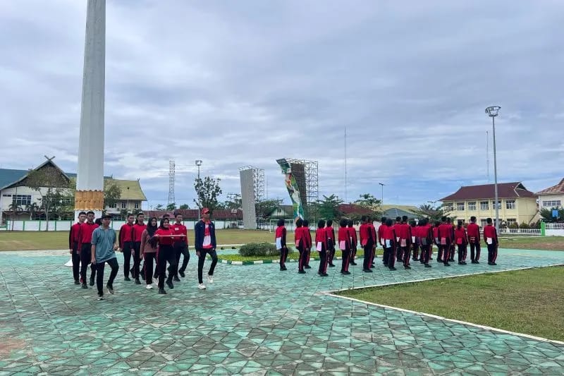 Sebanyak 35 paskibraka Kabupaten Batang Hari latihan di alun-alun