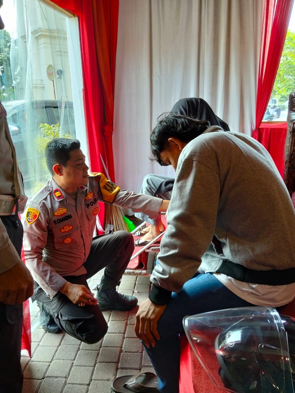Kapolsek Jaluko Sigap Layani Korban Kecelakaan di Pos Nataru Mendalo Darat