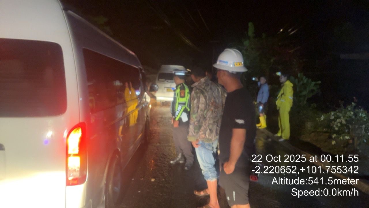 Longsor Muara Emat 3 Jam Mobil Terjebak Macet, Kini Sudah Bisa Dilalui