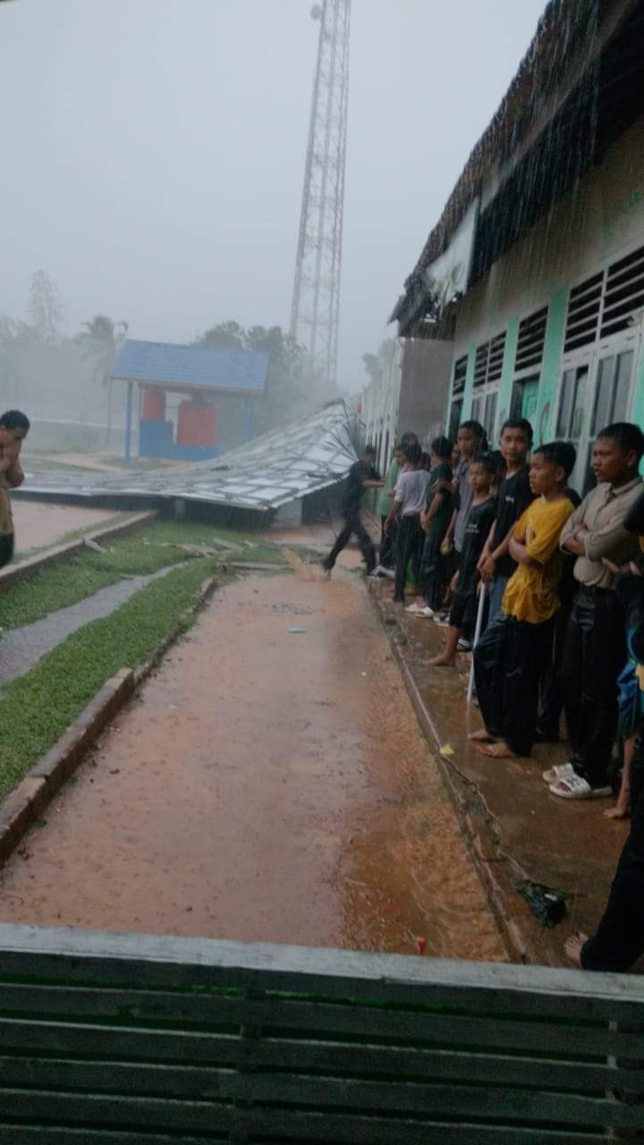 Atap Asrama Ma'had Darusy Syafiiyah dan Ummul Masakin Roboh Diterpa Angin Puting Beliung