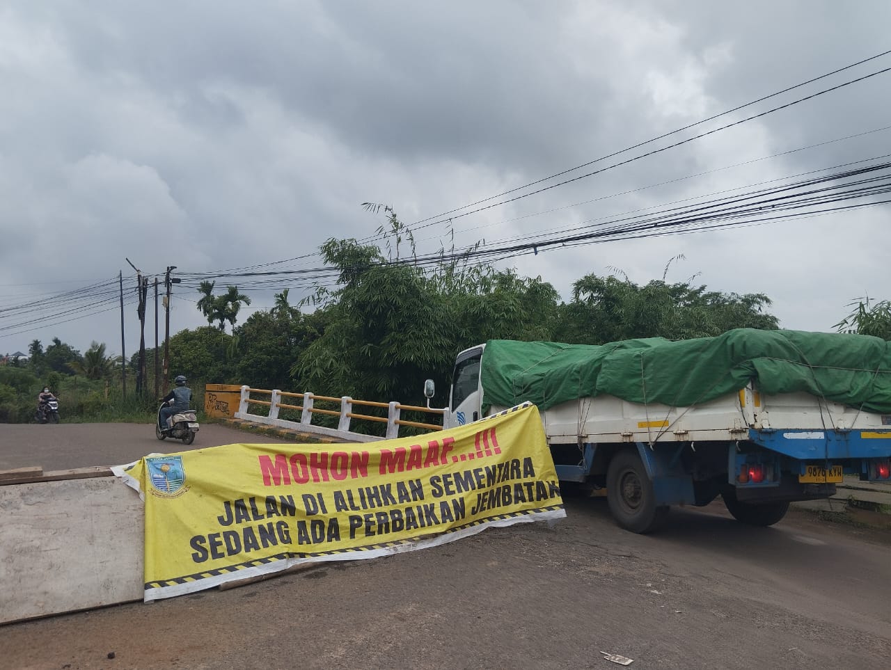 Khawatir Timbulkan Korban Jiwa, Jembatan Rusak di Jalan Sari Bakti Masih Dilalui Masyarakat