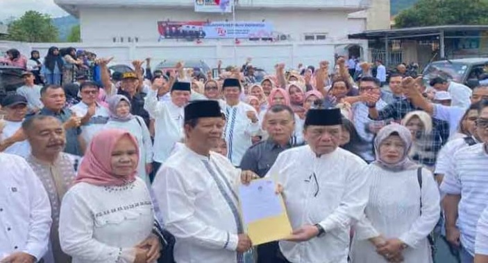 Pusri-Mulyadi Konvoi ke KPU Ambil SK Penetapan Bakal Calon Perseorangan Pilwako Sungai Penuh 