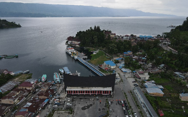 Libur Nataru 2024/2025, ASDP Catat Lebih dari 1.400 Unit Kendaraan Menyeberang Menuju Pulau Samosir