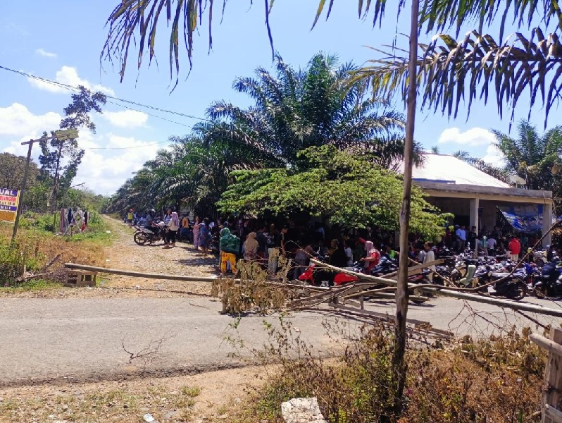 Kesal dengan Aktivitas PETI, Warga Pelayang Blokir Jalan Menuju Limbur