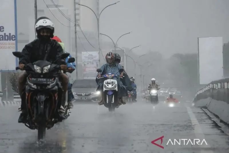 Rabu Mayoritas Kota-Kota Besar Berpotensi Diguyur Hujan Ringan - Sedang