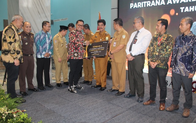 BPJS Ketenagakerjaan Serahkan Paritrana Award Provinsi Jambi 2024