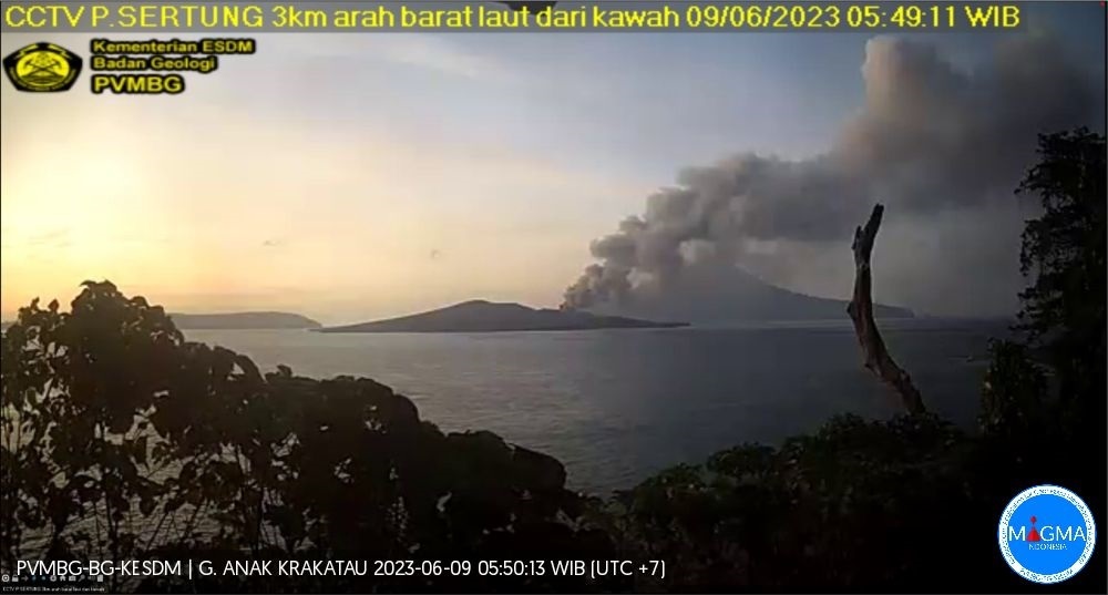  GUNUNG Anak Krakatau Erupsi, Hindari Beraktivitas di Radius 5 Km dari Kawah Aktif